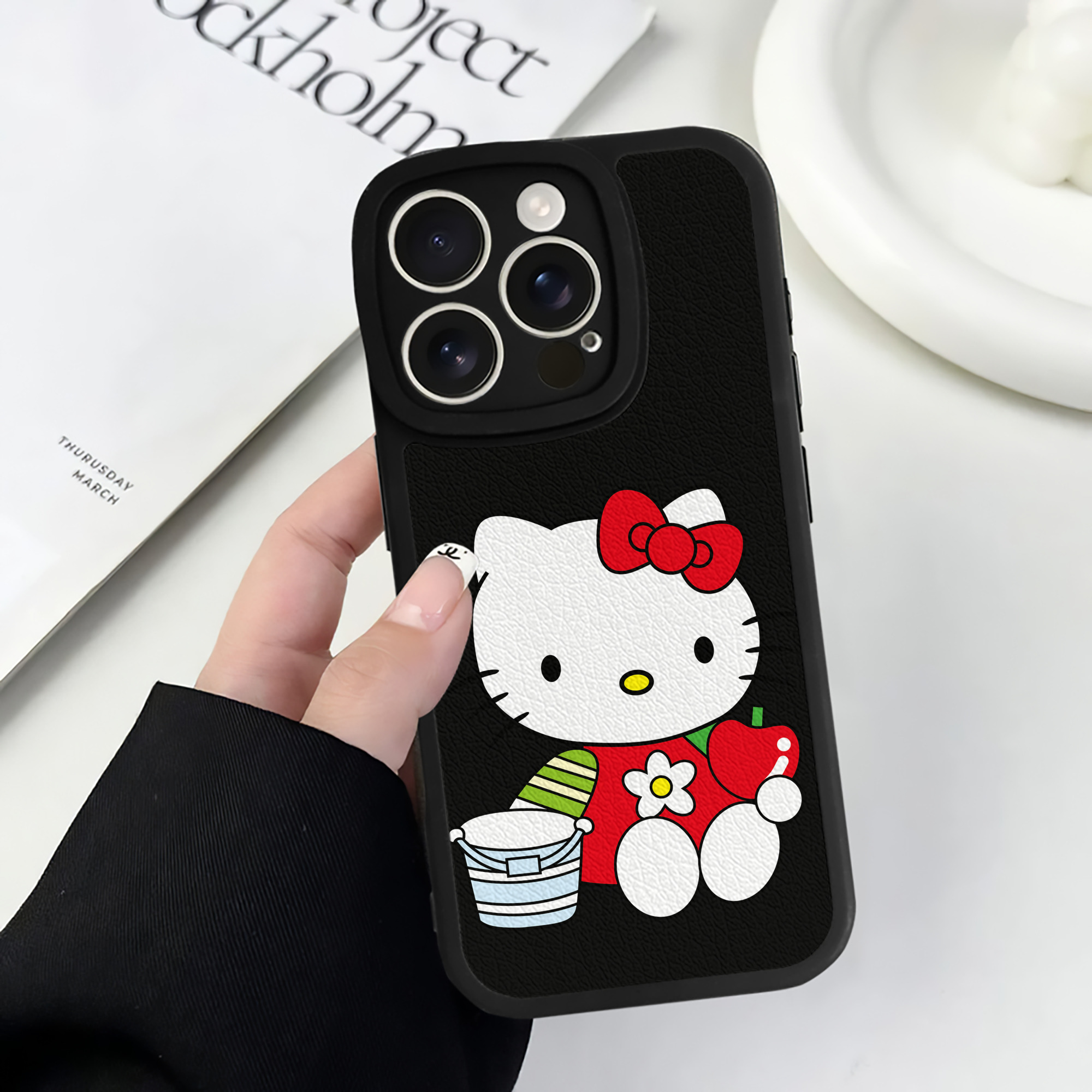 （画像用） Hello Kitty ハローキティ 【iPhone 16シリーズ対応】シリコンスマホケース（レザー調） 材質：シリコン